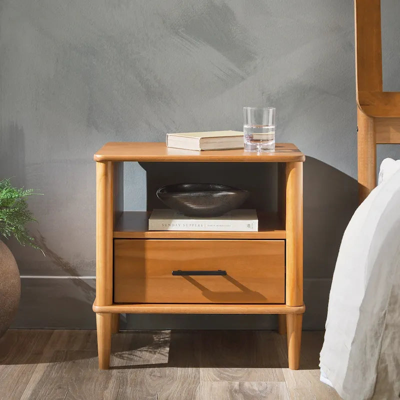 Comodino Moderno Mid-Century in Pino Massello con Fusi, Cassetto e Vano Aperto – Tavolino Basso da Notte