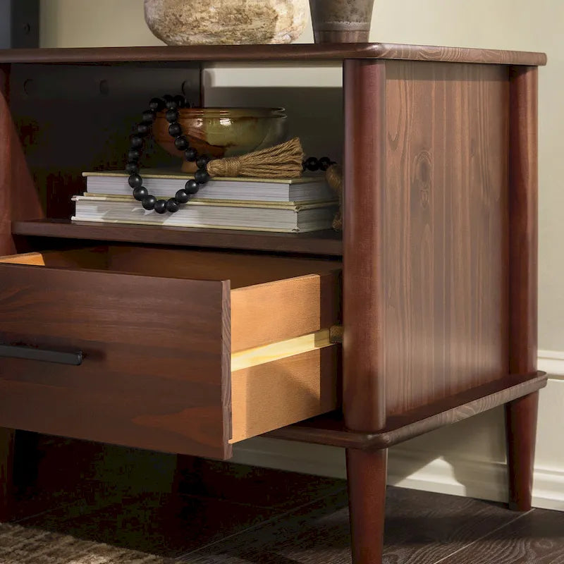 Comodino Moderno Mid-Century in Pino Massello con Fusi, Cassetto e Vano Aperto – Tavolino Basso da Notte