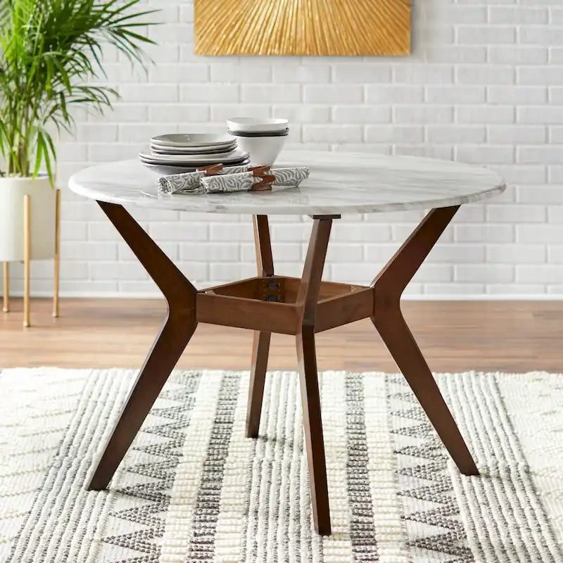 Tavolo da pranzo rotondo Carson Carrington Tornio da 42" – Piano in finto marmo, gambe in legno massello di Hevea, moderno di metà secolo