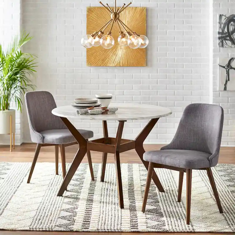 Tavolo da pranzo rotondo Carson Carrington Tornio da 42" – Piano in finto marmo, gambe in legno massello di Hevea, moderno di metà secolo