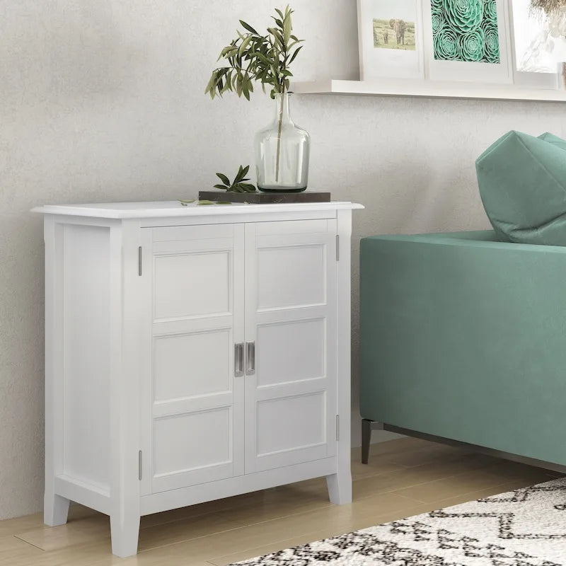 Mobiletto basso contenitore WYNDENHALL Portland in legno massello – 30"L, 2 ripiani regolabili, finitura laccata NC, 1 anno di garanzia