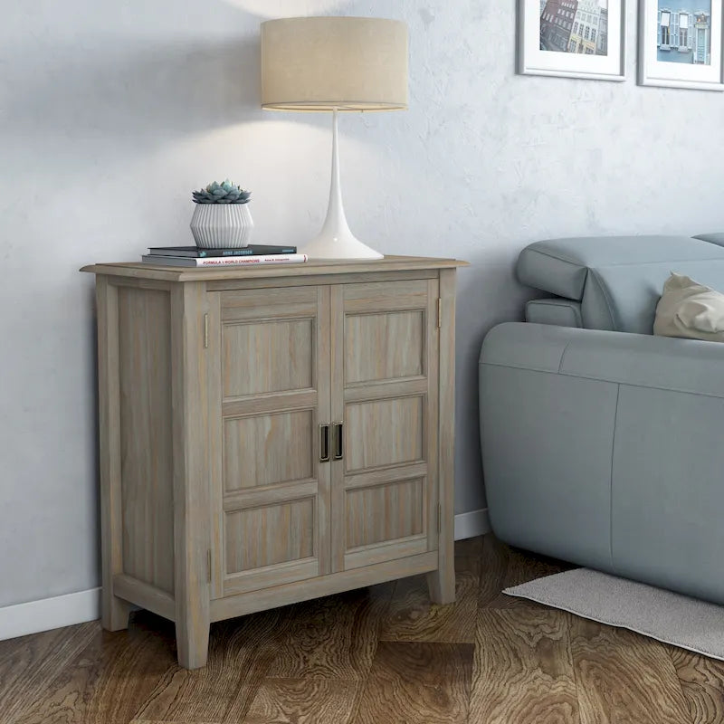 Mobiletto basso contenitore WYNDENHALL Portland in legno massello – 30"L, 2 ripiani regolabili, finitura laccata NC, 1 anno di garanzia