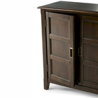 Mobiletto basso contenitore WYNDENHALL Portland in legno massello – 30"L, 2 ripiani regolabili, finitura laccata NC, 1 anno di garanzia