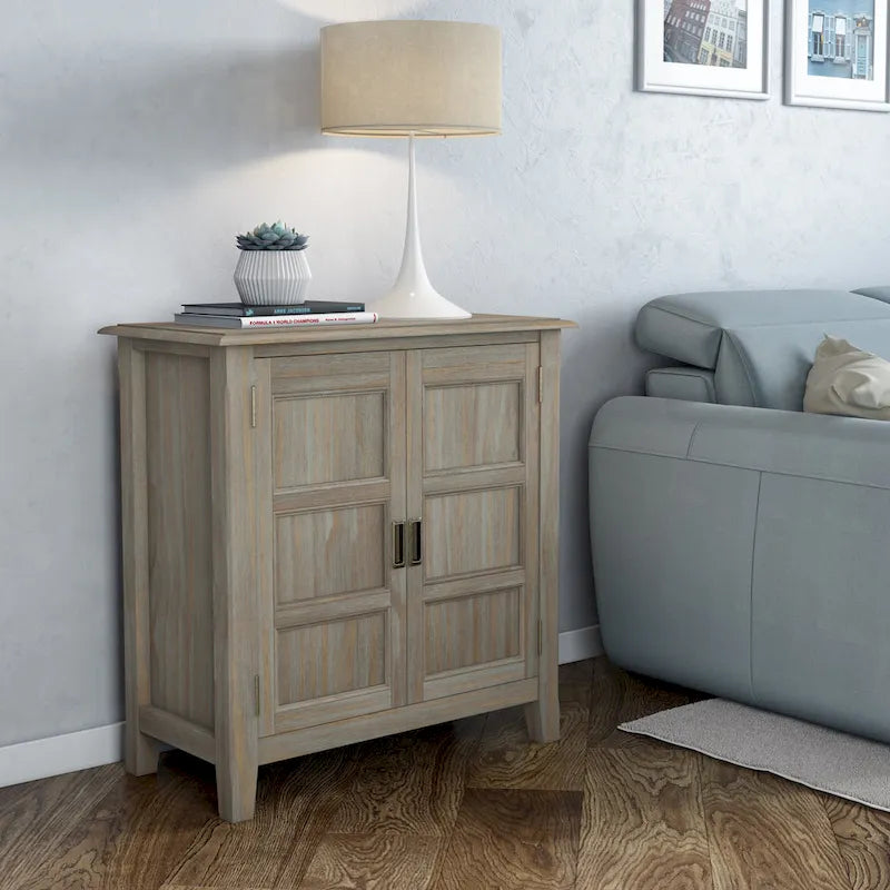 Mobiletto basso contenitore WYNDENHALL Portland in legno massello – 30"L, 2 ripiani regolabili, finitura laccata NC, 1 anno di garanzia