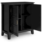 Mobiletto basso contenitore WYNDENHALL Portland in legno massello – 30"L, 2 ripiani regolabili, finitura laccata NC, 1 anno di garanzia