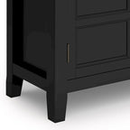 Mobiletto basso contenitore WYNDENHALL Portland in legno massello – 30"L, 2 ripiani regolabili, finitura laccata NC, 1 anno di garanzia