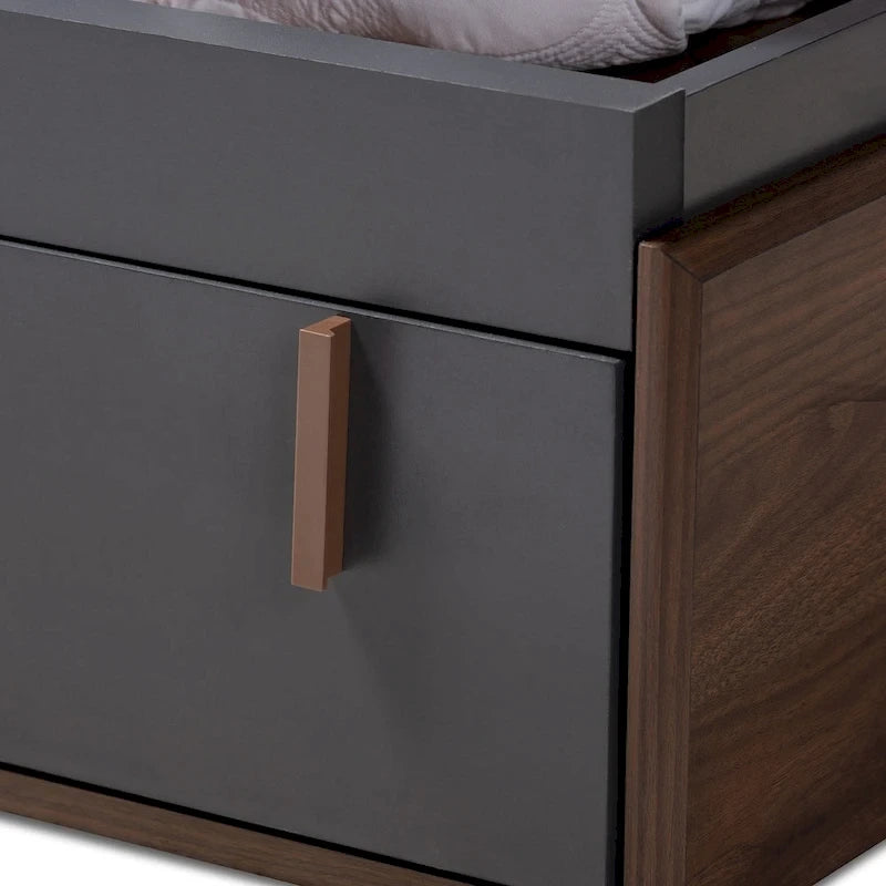 Letto matrimoniale Rikke moderno con piattaforma e cassetti – 2 cassetti nella pediera, grigio e noce bicolore
