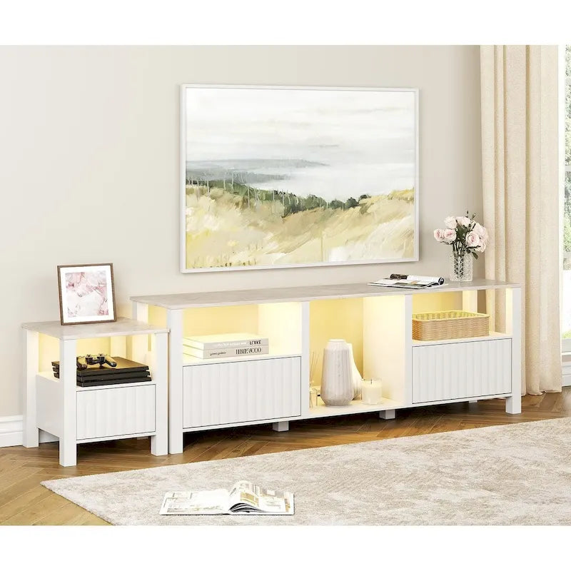 Mobile TV moderno a LED per televisori da 75" – Piano con motivo in pietra, ante in legno scanalato e illuminazione a LED calda