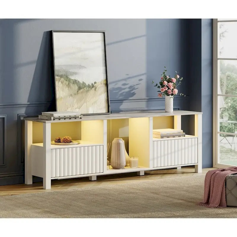 Mobile TV moderno a LED per televisori da 75" – Piano con motivo in pietra, ante in legno scanalato e illuminazione a LED calda