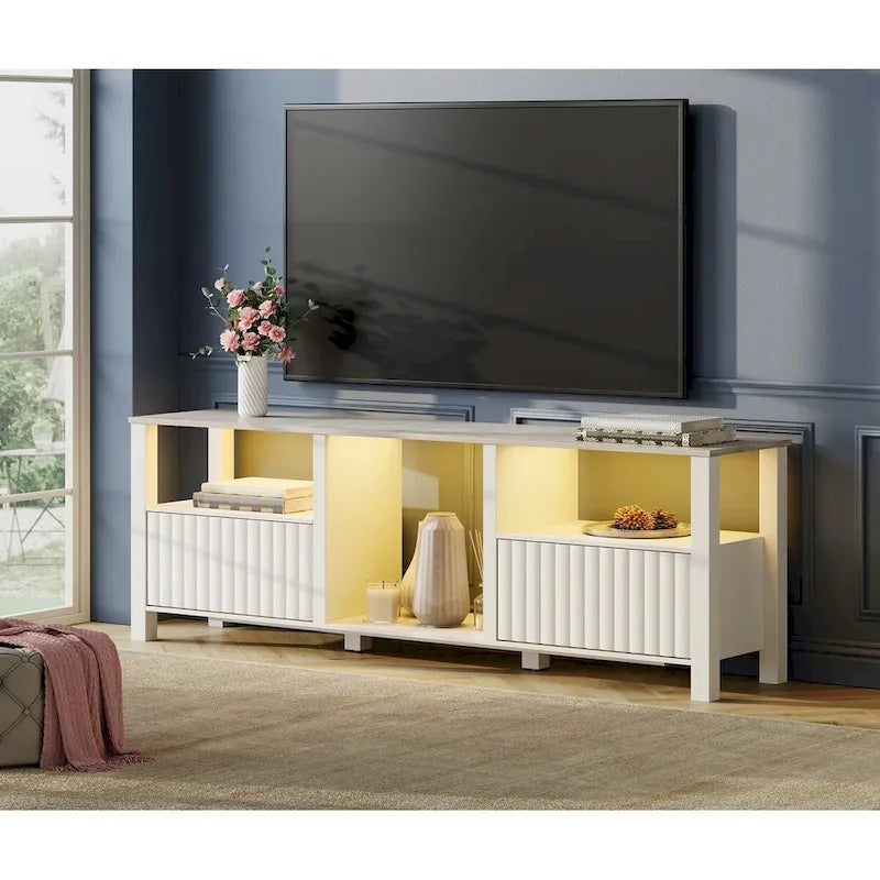 Mobile TV moderno a LED per televisori da 75" – Piano con motivo in pietra, ante in legno scanalato e illuminazione a LED calda