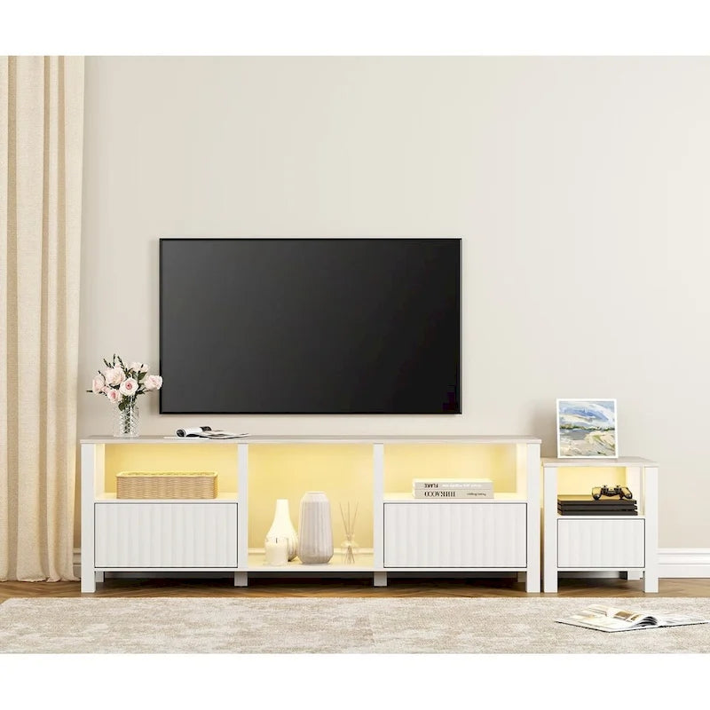 Mobile TV moderno a LED per televisori da 75" – Piano con motivo in pietra, ante in legno scanalato e illuminazione a LED calda