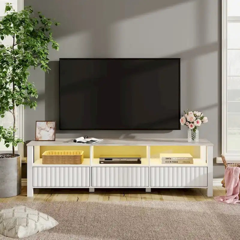 Mobile TV moderno a LED per televisori da 75" – Piano con motivo in pietra, ante in legno scanalato e illuminazione a LED calda