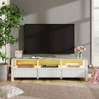 Mobile TV moderno a LED per televisori da 75" – Piano con motivo in pietra, ante in legno scanalato e illuminazione a LED calda