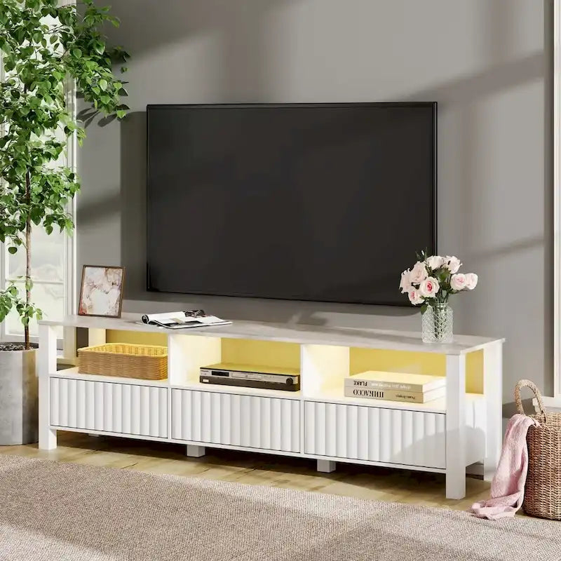 Mobile TV moderno a LED per televisori da 75" – Piano con motivo in pietra, ante in legno scanalato e illuminazione a LED calda