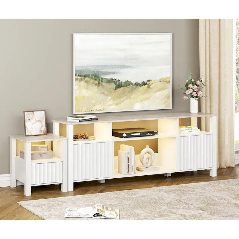 Mobile TV moderno a LED per televisori da 75" – Piano con motivo in pietra, ante in legno scanalato e illuminazione a LED calda