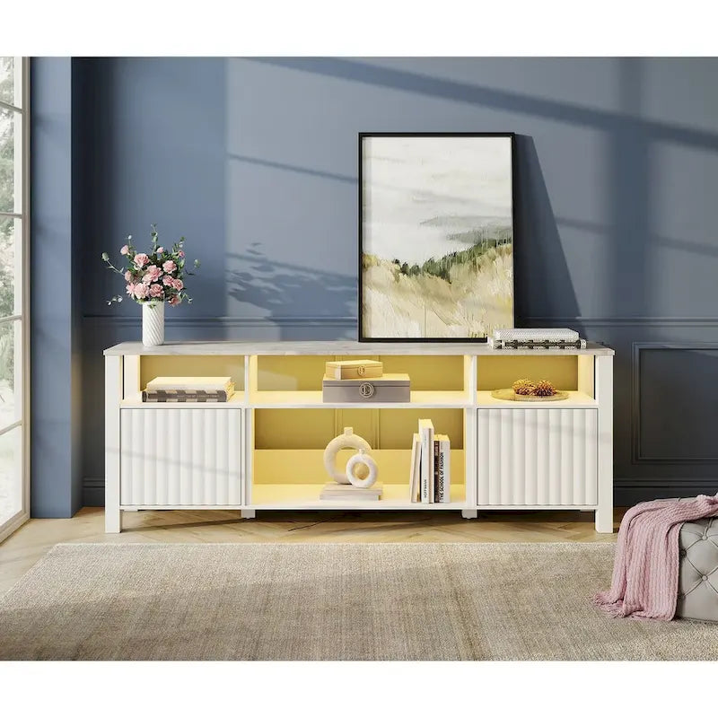 Mobile TV moderno a LED per televisori da 75" – Piano con motivo in pietra, ante in legno scanalato e illuminazione a LED calda