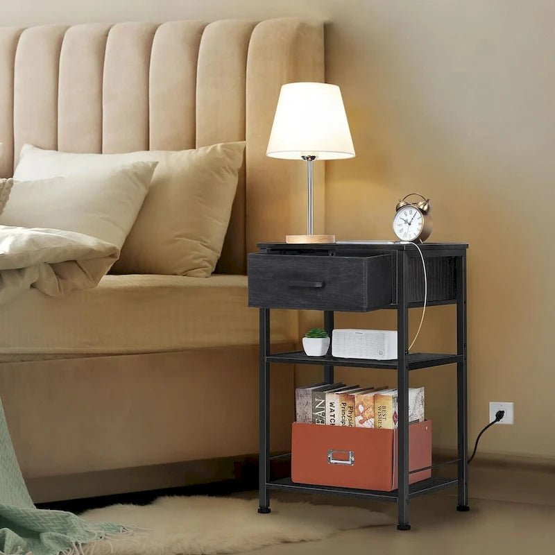 Comodino a 3 ripiani con stazione di ricarica – 3 porte USB, 2 prese, stile industriale, struttura in metallo