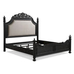 Letto matrimoniale Berry – Testiera e pediera intagliate a volute, rivestimento in tessuto crema, finitura nera