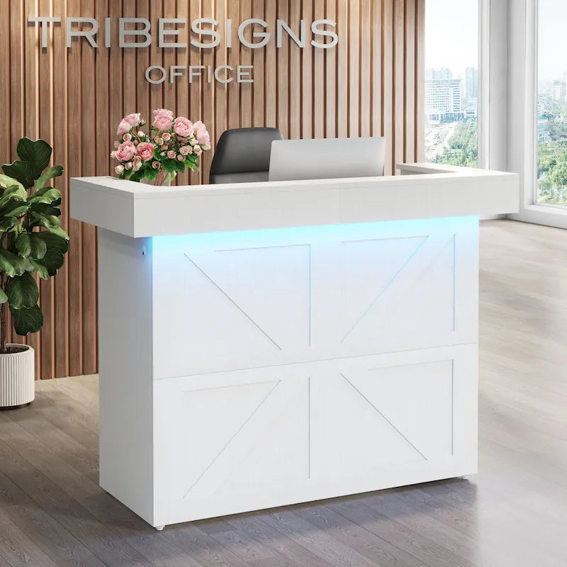 Reception Desk moderno con striscia luminosa a LED – 2 fori passacavo, pannelli laterali alti, venatura del legno bianca